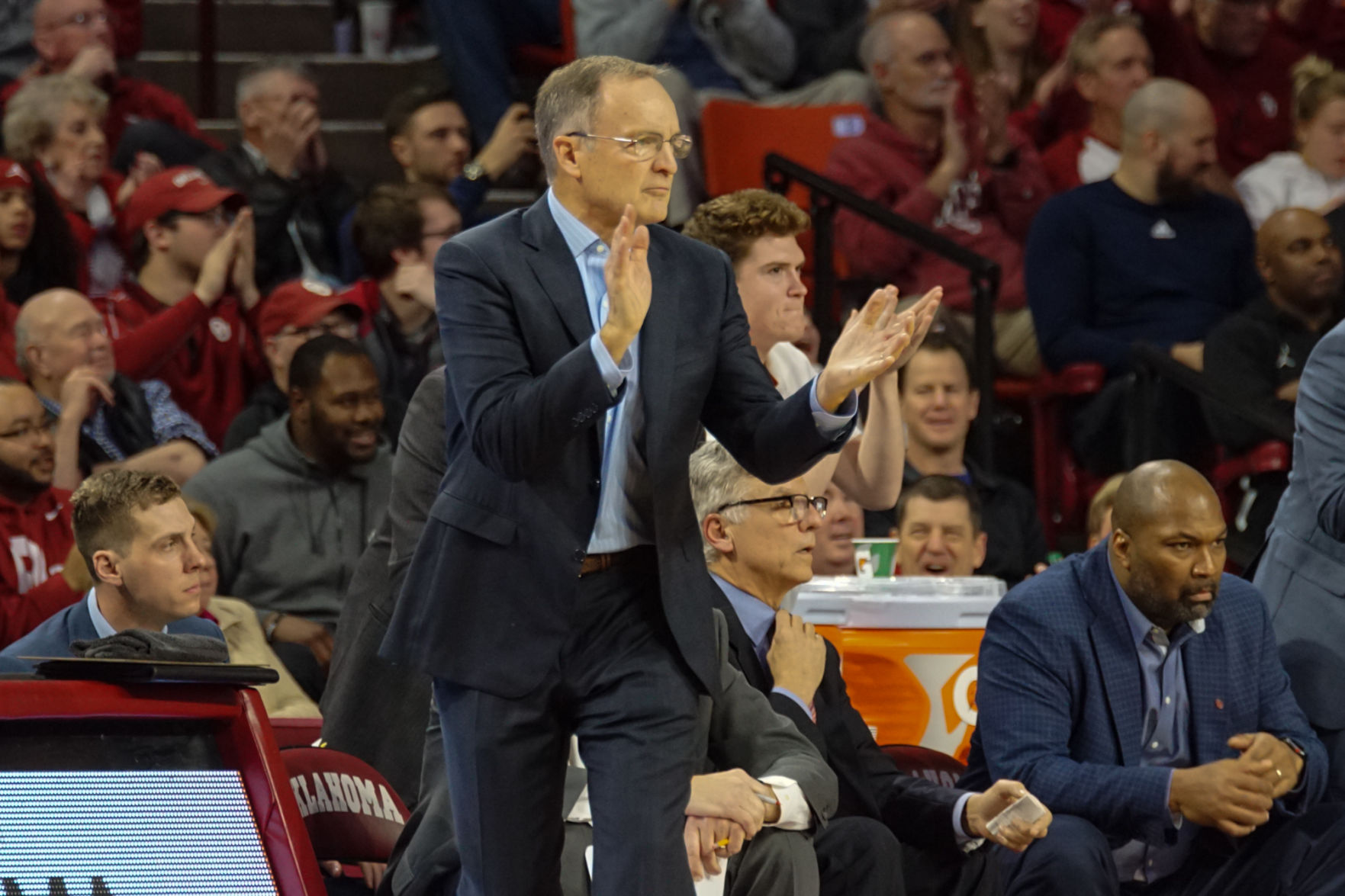 Lon Kruger claps